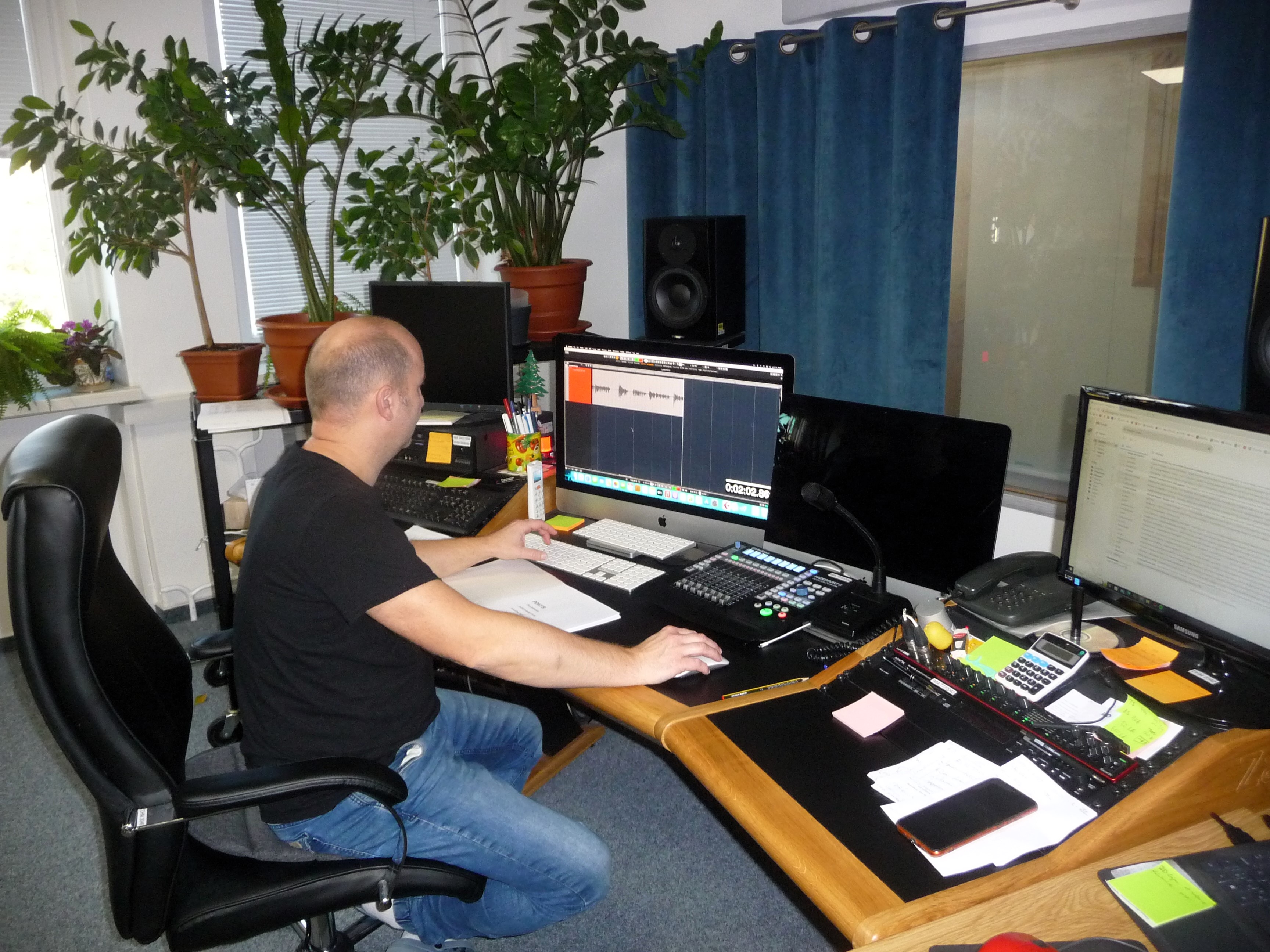 Zvukový technik v štúdiu SKN pri nahrávaní časopisu Rozhľady.